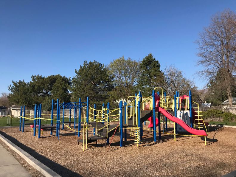 不只學校停課,這段時間許多公共設施也被關閉禁用。(圖片提供:王怡棻)