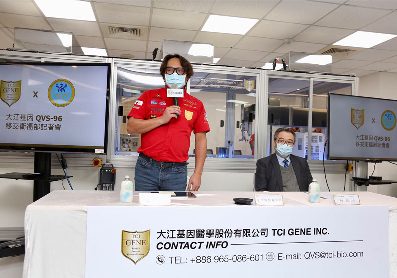 大江生醫董事長林詠翔(左)、衛福部政務次長何啟功(右)。張智傑攝