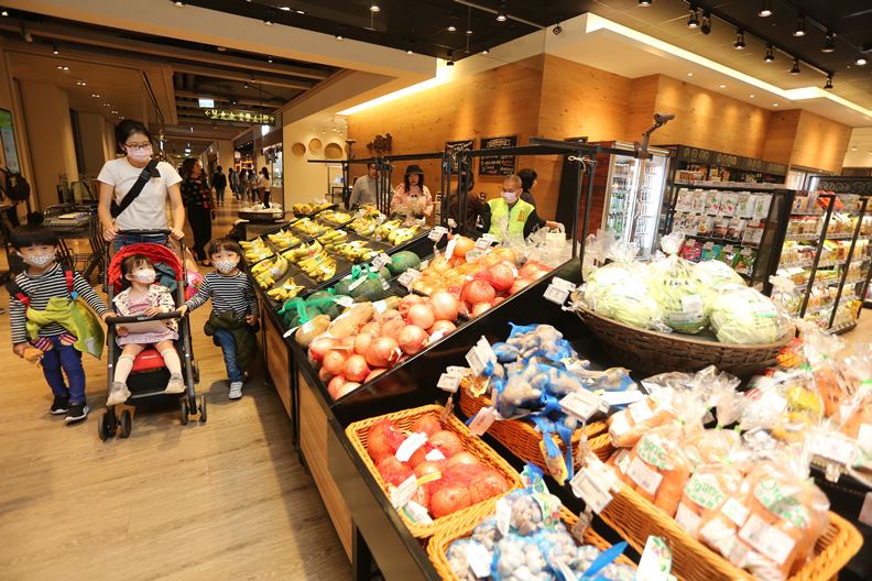 受新冠疫情及防治政策影響,近來許多通路門市的來客量都明顯減少。