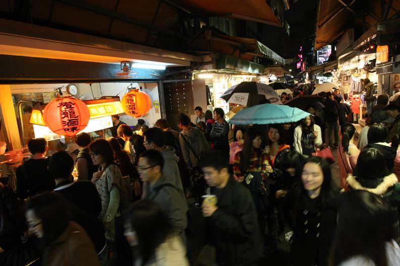 以往習慣仰賴大量人流和面對面服務的傳統夜市,該趁機思考如何在疫情退散後重新再起。