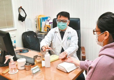 「免疫茶」增強身體防護力！中醫師陳潮宗每天自備這 4 樣防疫小物