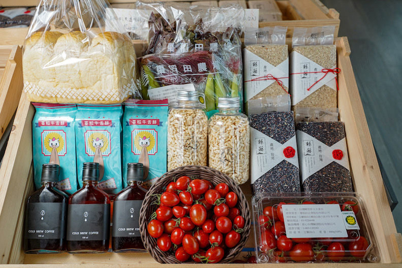 除了到景觀餐廳用餐,棗稻田還提供許多由在地農產製作的有機食材。(賴永祥攝)