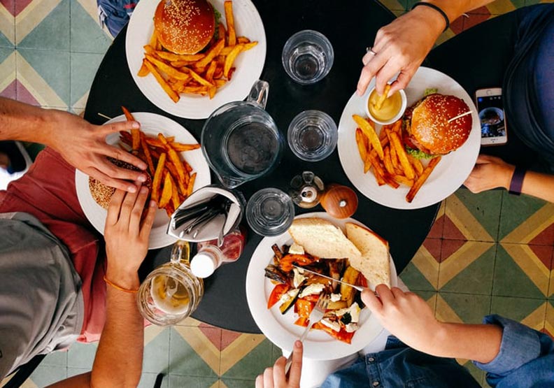 朋友一起外出用餐。(僅為情境配圖,取自unsplash)