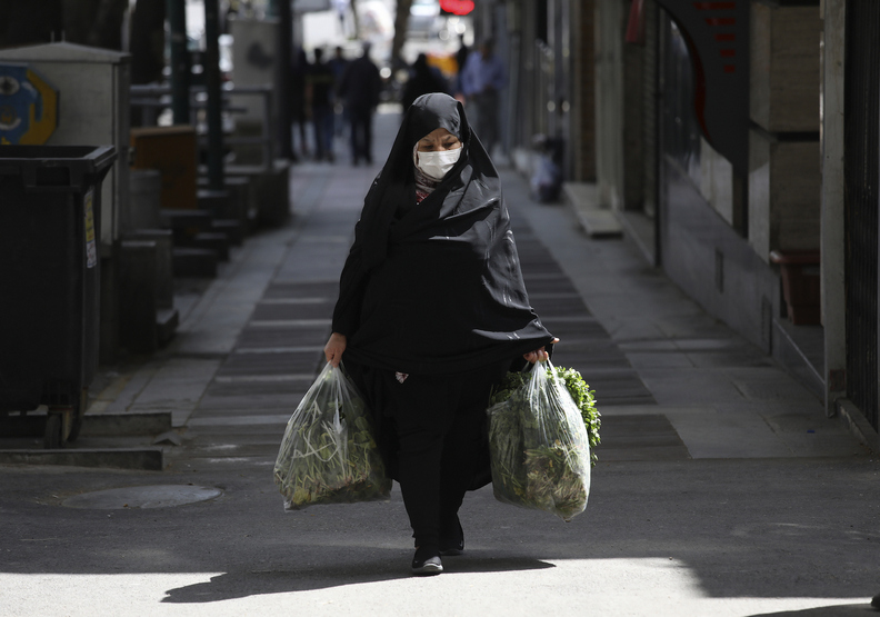 為了防疫,許多人利用僅有的出門時間存糧