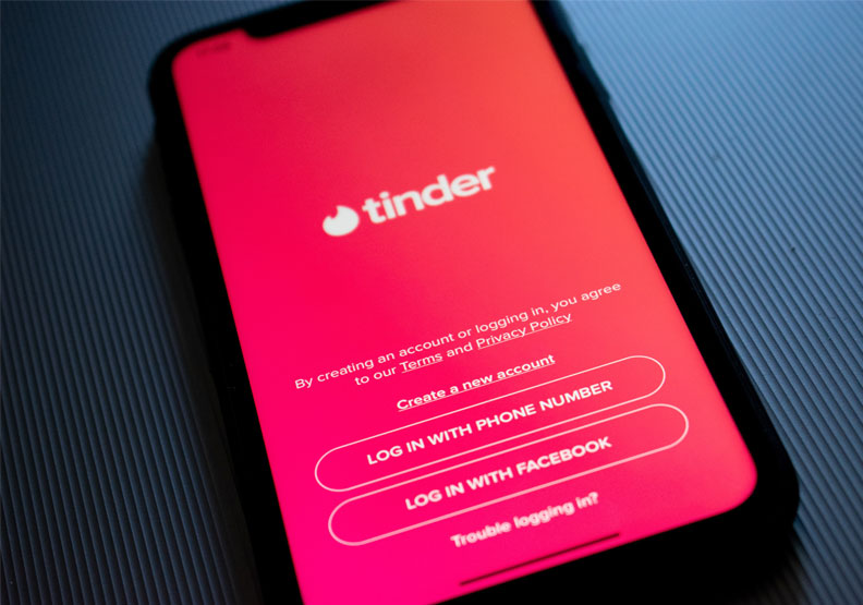 交友軟體龍頭Tinder和Bumble接連傳出財報不佳的消息。Photo by Kon Karampelas on Unsplash