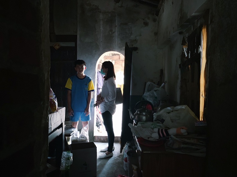 社工人員進行家庭訪視，以「弱勢孩童助養計劃」將幫助的觸手伸至家庭，提供扶助金及需求物資，讓成長中的孩子能夠攝取到所需的營養。（樂扶基金會提供）