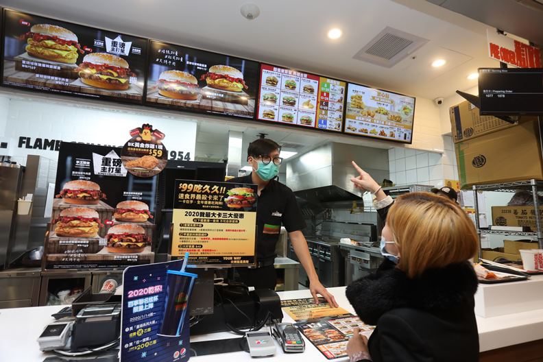 宅居風潮讓消費者大量使用無接觸的網路交易平台,受衝擊業者必須趕緊找出應對之道。