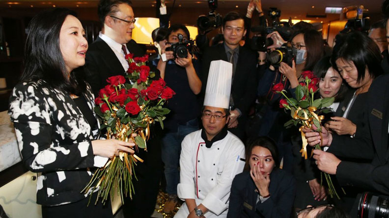 2018年12月31日,台北威斯汀六福皇宮熄燈,六福旅遊集團董事長莊豐如(左)與員工感傷落淚。聯合報系資料照;經濟日報提供