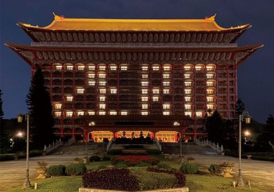 台灣一日零確診！飯店亮燈「愛心」「笑臉」，祝禱疫情快過去！
