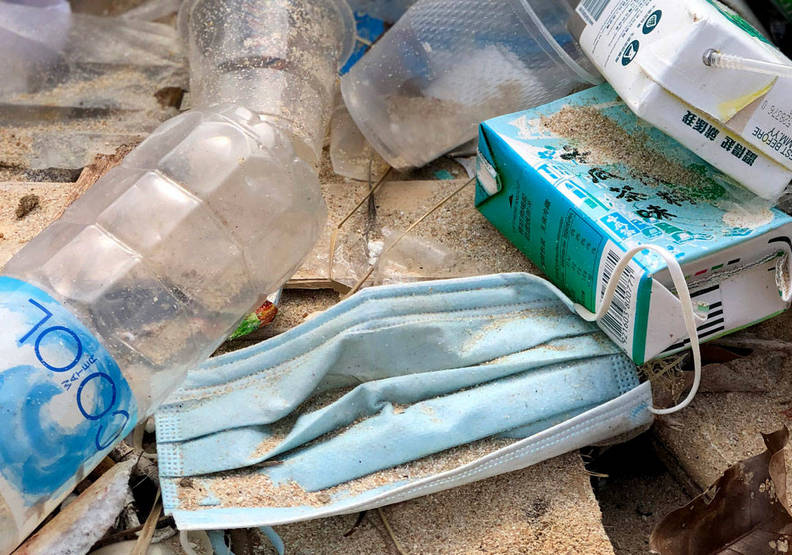 一旦口罩被海洋生物誤食,問題十分巨大