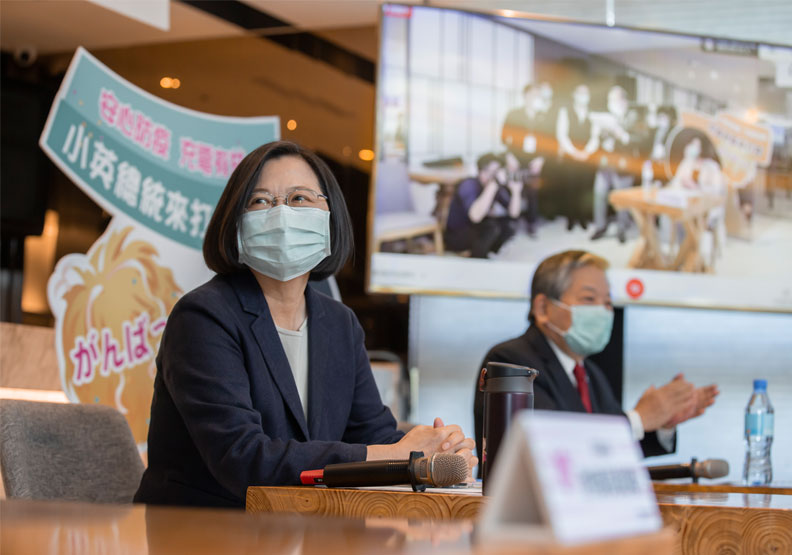 今天（4月16日）總統蔡英文與勞動部部長許銘春到訪北部實施無薪假人數最多的「洛碁大飯店」。flickr, BY 總統府