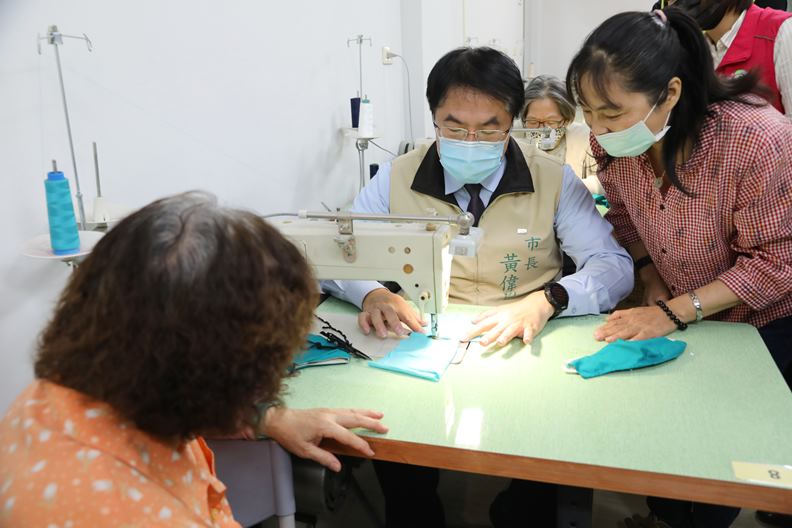 黃偉哲日前到台南市服飾設計職業工會拜會,感謝義務製作布口罩套的善舉。(圖片取自台南市政府)
