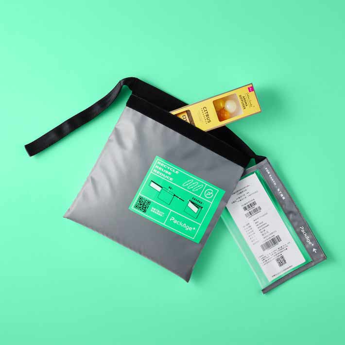 循環包裝袋由廢棄寶特瓶回收製成,大小不同,可容納不同體積的商品。取自配客嘉