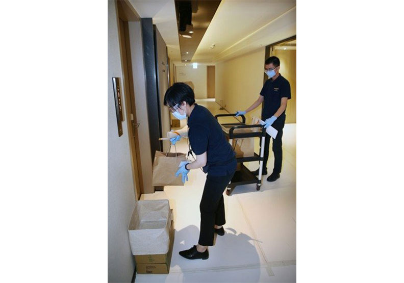 瀚寓酒店工作人員戴護目鏡、口罩、手套送餐至門外食物箱。 經濟日報提供