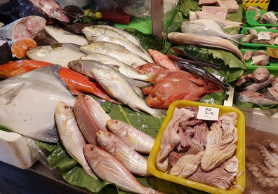 生食海鮮注意！「海獸胃線蟲」40年內暴增283倍，人類會不會被感染？