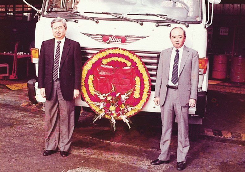 1984年日野與和泰共同成立國瑞汽車,在台灣製造HINO重型車輛,與國瑞總經理菊田將合影。和泰集團提供