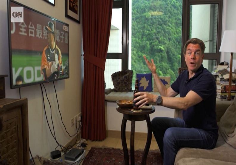 正在收看中華職棒的《CNN》記者