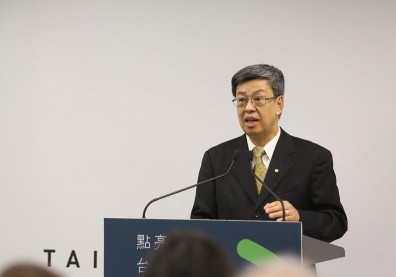 防疫「半正常」生活要過多久？陳建仁：一年半內或許有疫苗解套