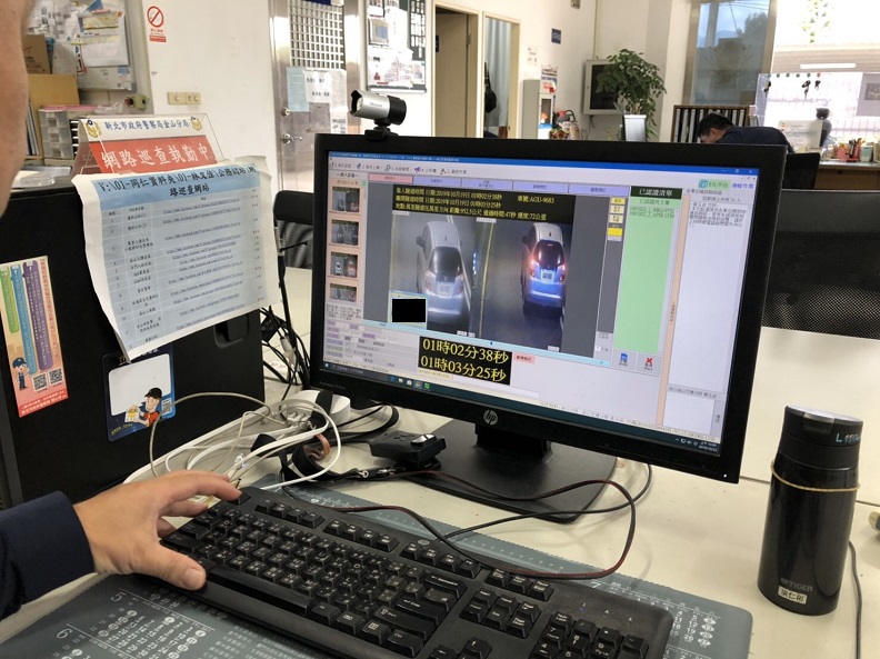 警方操作「區間平均速率」執法系統
