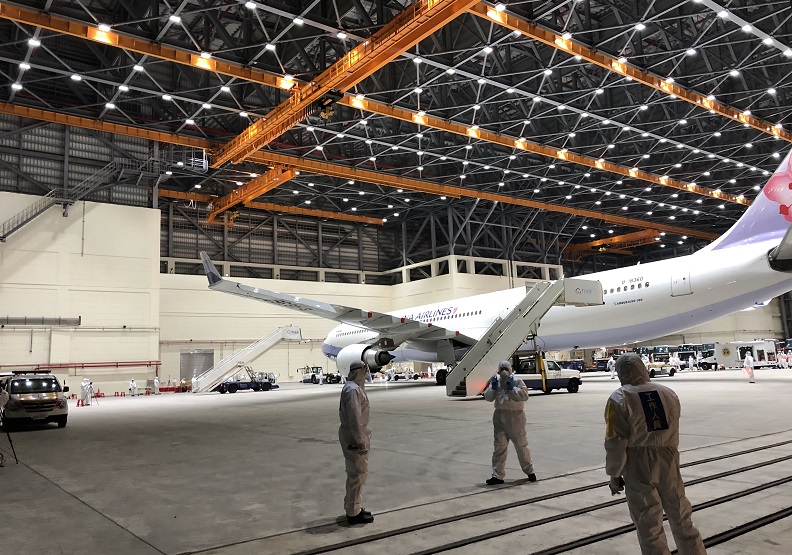 桃園消防局以最高標準防護，完成兩次包機乘客後送任務。