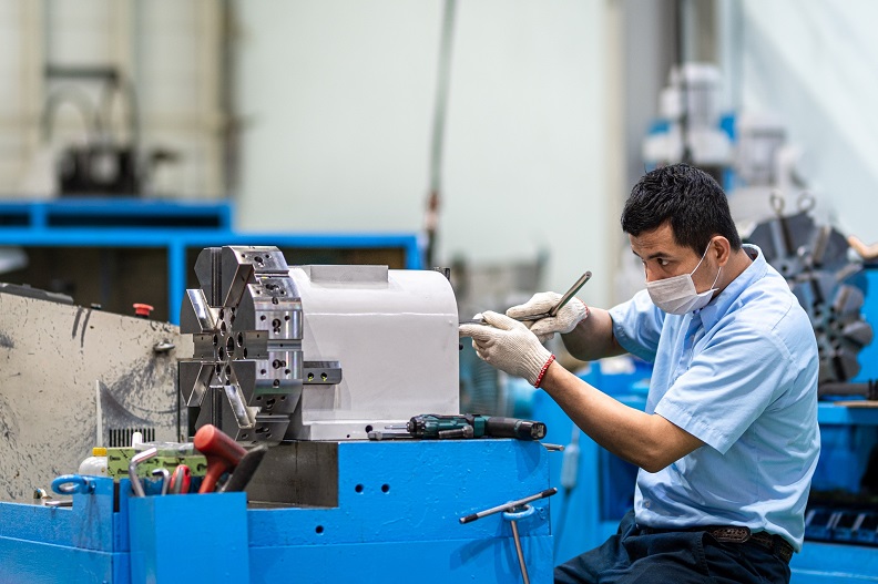 台灣瀧澤科技公司運用工具機的專業與團隊，協助口罩機設備生產。