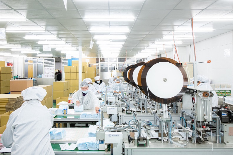 易廷企業口罩生產線24小時不停機，每日可提供60萬片產量。