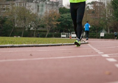 正確走路才能真正走出健康！繞操場順逆時鐘圈數要平均