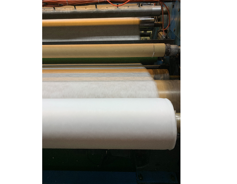 敏成公司供應口罩濾材的熔噴不織布，是PP（聚丙烯）經高溫熔化後，以絲質纖維堆疊製成。