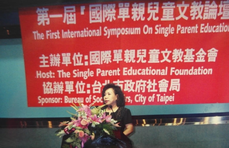 50歲成立「國際單親兒童文教基金會」和幫助未婚媽媽的「麻二甲之家」。(國際單親兒童文教基金會提供)