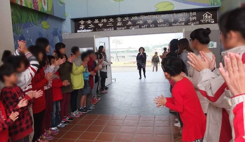 協助超過10萬戶單親家庭,黃越綏笑稱自己兒孫滿堂,有200多位小孩叫她「先生嬤」。(國際單親兒童文教基金會提供)