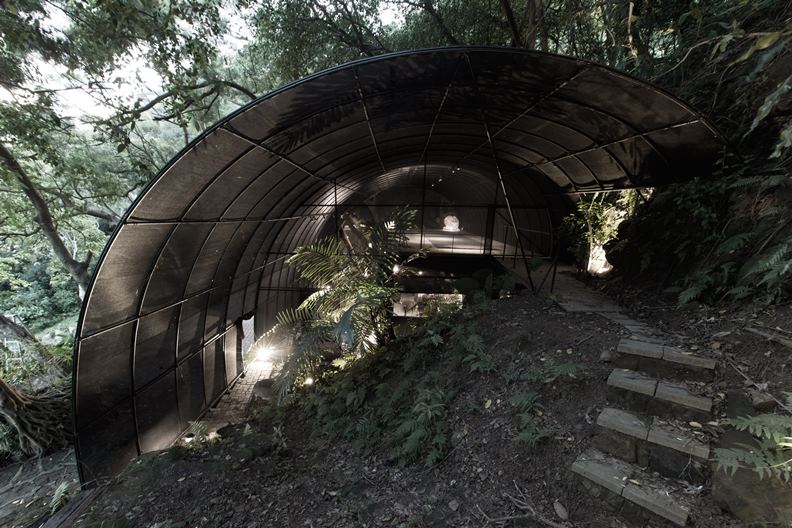 這天拜訪的「少少原始感覺研究室」,呈現一個彷如農業溫室、與周遭地景交融的多層次空間。(圖片提供:自然洋行)