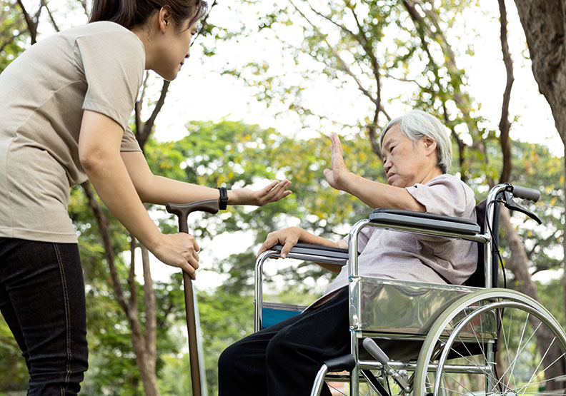 「病人不是我，其實是我媽」長輩堅持不看精神科，醫師教你 6 個方法