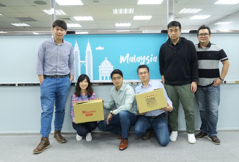 作者江鑑城(左一)及跨境電商 HaWooo 好物飛行團隊成員。