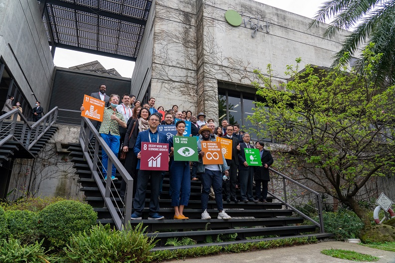 資科局於活動期間帶領國外貴賓參訪在地企業