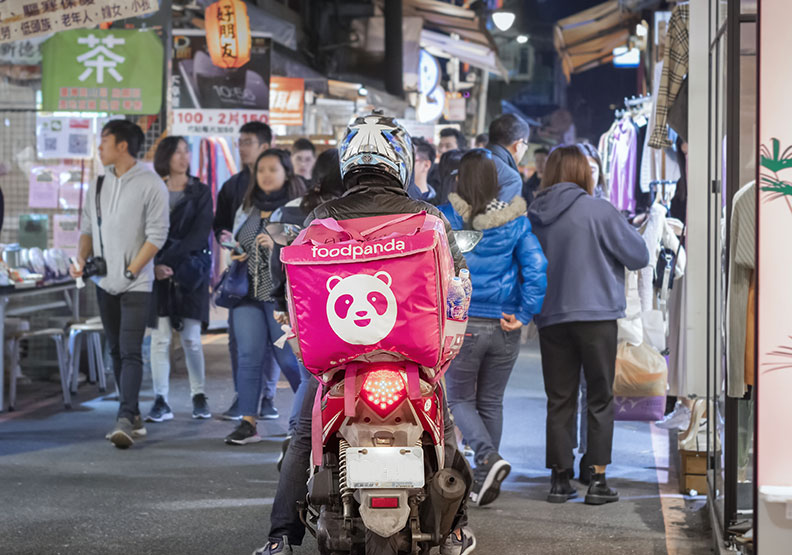 人車爭道的現象在台灣，尤其是市區道路經常發生。僅為情境配圖，取自Shutterstock