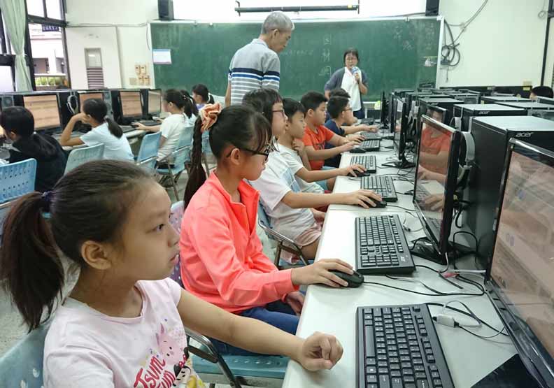 學生在校使用線上教學平台。基隆市教育處提供