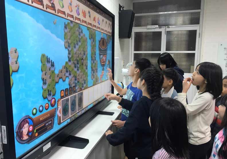 學生在教室使用線上教學平台。基隆市教育處提供