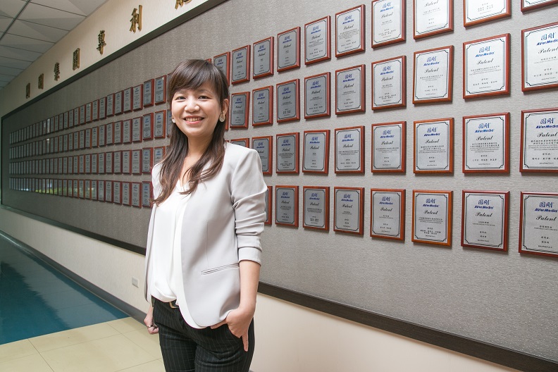 圓剛研發深具實力,取得數百項專利,並獲得海內外許多產品創新設計獎項肯定。(圖中為業務暨行銷運籌中心副總經理莊善雯)