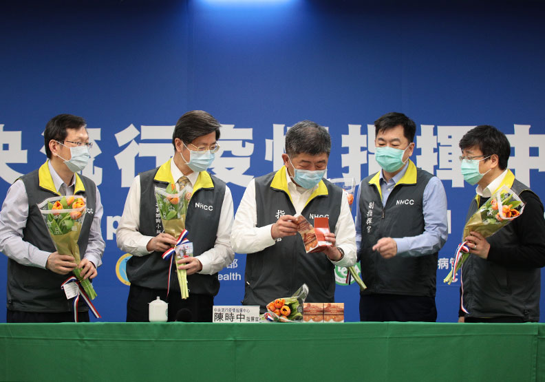 對荷蘭焦糖煎餅感興趣的陳時中部長(中);中央流行疫情指揮中心提供。