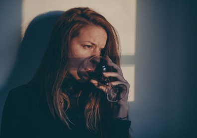 酒精能麻痺自己？喝酒治失眠？心理師從喝酒方式看出隱藏性格