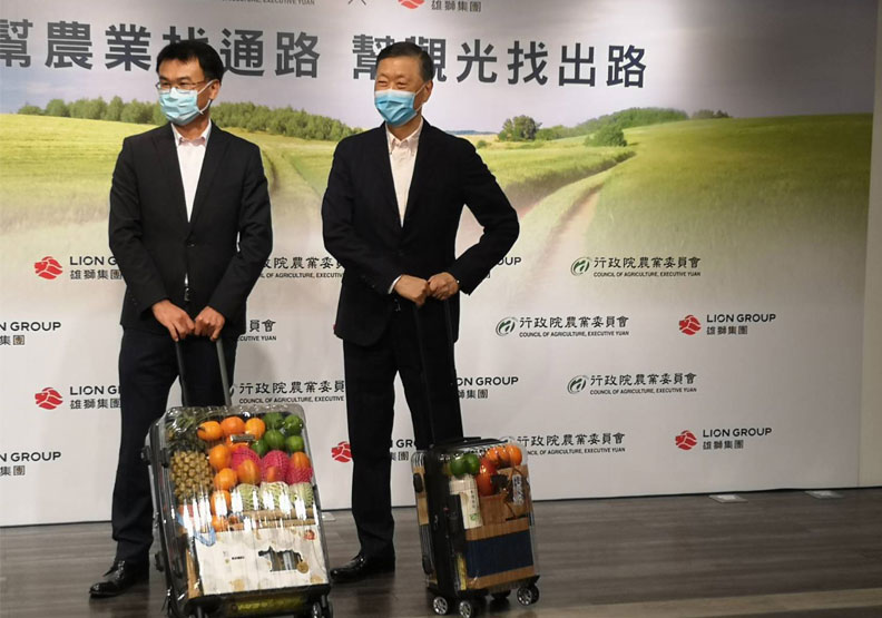 農委會主委陳吉仲(左)與雄獅旅遊董事長王文傑(右)。廖君雅攝