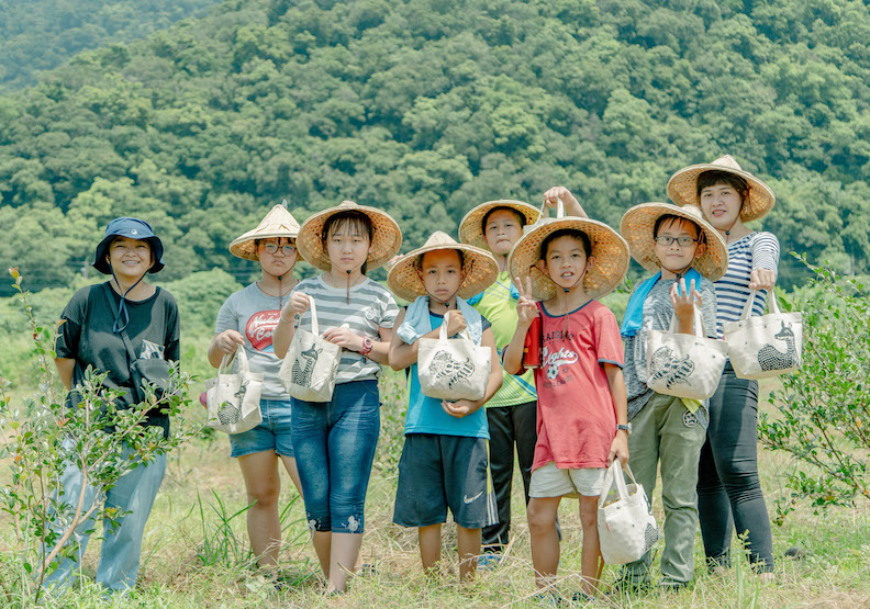 茶籽堂推動土地教育，帶領小朋友認識自己的土地；圖／茶籽堂提供。