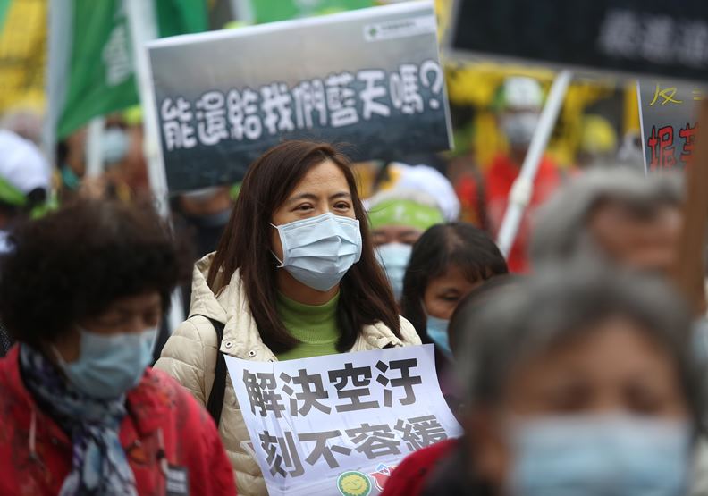 面對複雜難解的空汙議題,政府單位應齊心協力,才能還給民眾一個湛藍的天空。