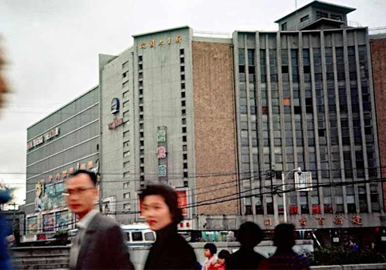1957年,台北市中華路與衡陽路口;圖中建築物是剛開幕的新生大戲院與當時自稱「台灣最偉大之百貨公司」的建新百貨。 張哲生提供