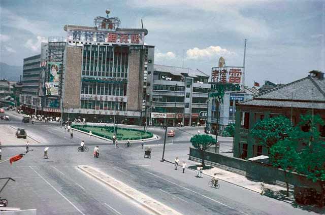 1962年,新生大戲院一帶街景,畫面右側二層樓建築位於寶慶路與中華路口。張哲生提供