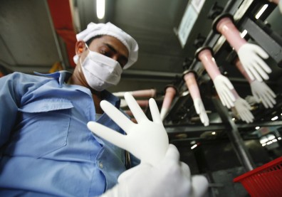 恐懼驅動商機，醫療手套訂單暴增