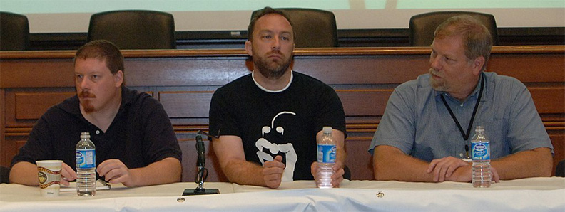 Bomis共同創辦人Timothy Robert Shell, Jimmy Wales, and Michael E. Davis。(圖片來源:維基百科)
