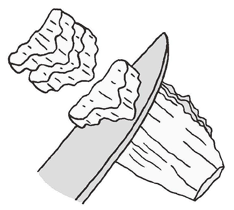 白菜菜梗削成薄片更易入口。