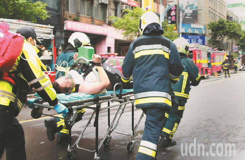 林森錢櫃KTV火警,消防人員救出54人送醫,5人不治;取自聯合新聞網。