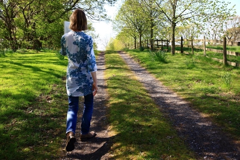 找片樹林或充滿綠色植物的空間，以步行吸收芬多精及對人體有益的微生物。